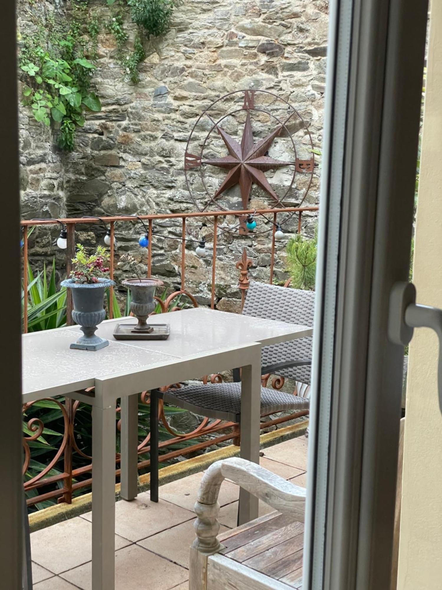 Appartement De 1634 Avec Balcon Au Sud Sur Jardin En Plein Coeur Historique Tréguier エクステリア 写真